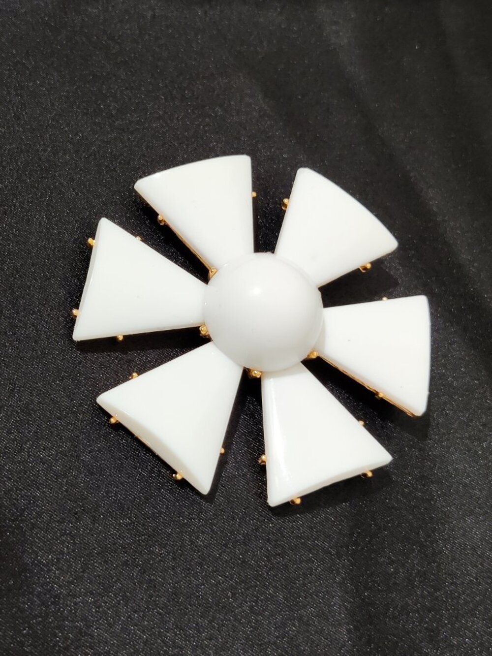 Vintage 1960-1970 Signed Crown Trifari © White Lucite Asterisk Mod Style Brooch